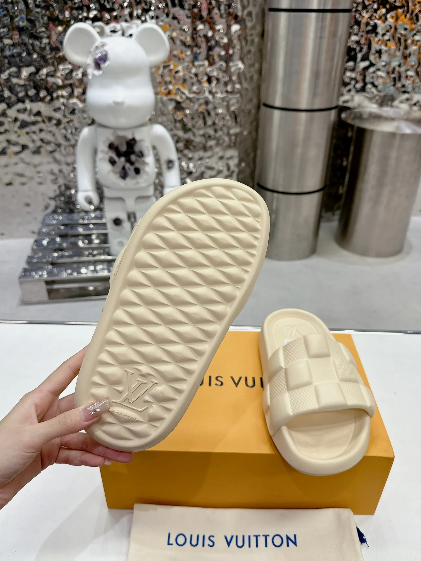 [L Home] P: 280💰 ▪️Shoe size: Women's 35-40 Men's 38-46▪️Packaging: Counter top quality~original packaging 𝟐𝟎𝟐5 Louis Vuitton counter's new embossed slippers, lv monogram embossed slippers, Waterfront sandals are back with a new look, and the upper buckle is embossed with lv's iconic Monogram pattern. Made of waterproof rubber with a comfortable and resilient insole. The lightweight, flexible outsole is embossed with the Louis Vuitton logo. ▪️Fabric: Original molded rubber foam surface ▪️Technology: embossed logo ▪️Sole: Original molded rubber foam outsole ▪️Sole thickness: 3CM.